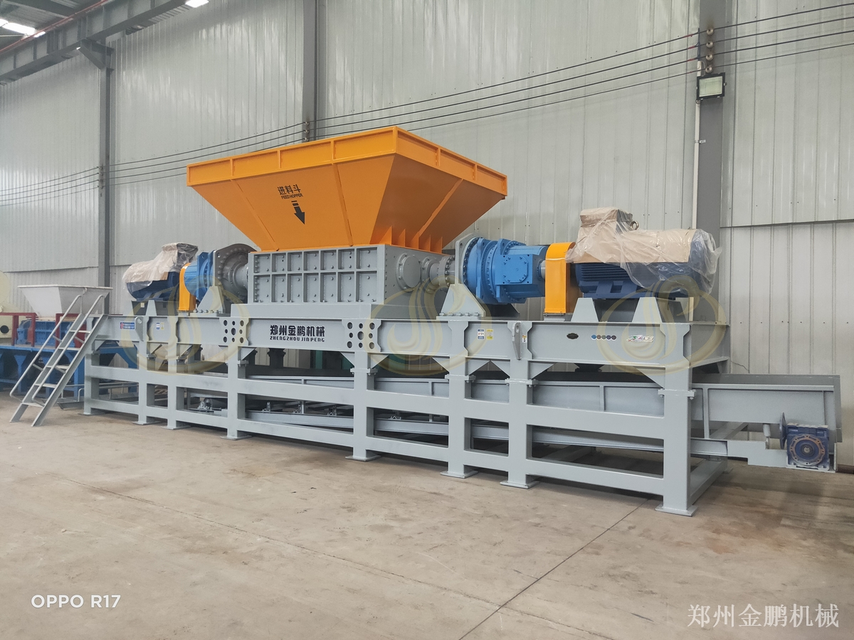 郑州金鹏工业固废撕碎机在工业废料预处理中的选型与配置