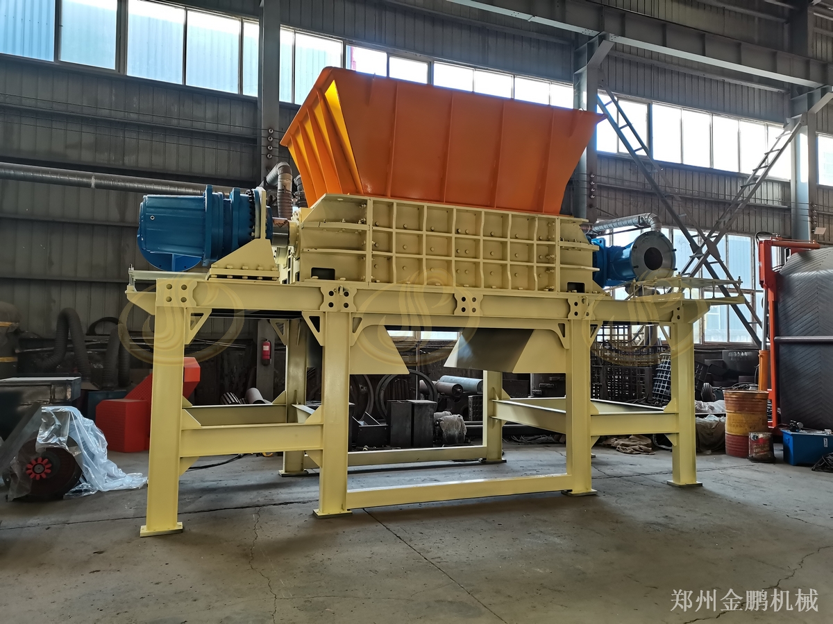 郑州金鹏工业废弃物撕碎机在固废预处理中的选型与应用