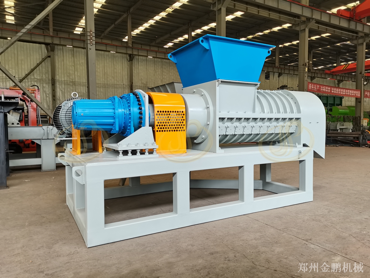 布料撕碎机处理纺织边角料，郑州金鹏设备完成减容作业