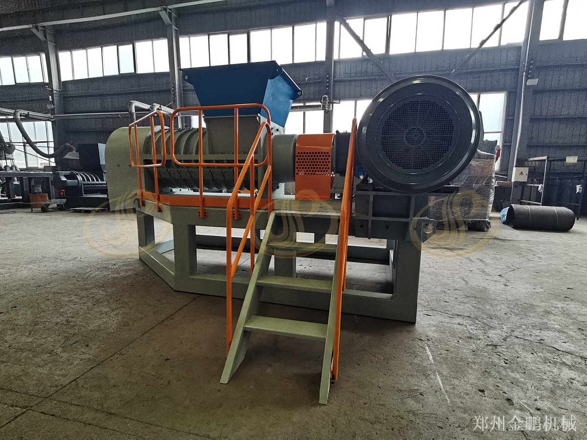 废旧吨包袋破碎减容：郑州金鹏吨包袋破碎机作业介绍